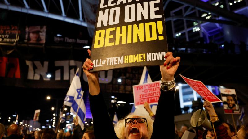 المتظاهرون في وسط تل أبيب الذين دعوا إلى إبرام صفقة تبادل أسرى طالبوا أيضًا بانتخابات مبكرة - رويترز