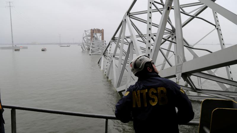 العثور على جثّتَي عاملين من ضحايا انهيار جسر بالتيمور - رويترز