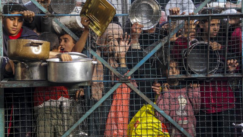 يتفاقم الوضع الإنساني الصعب في قطاع غزة في ظل عرقلة الاحتلال وصول المساعدات
