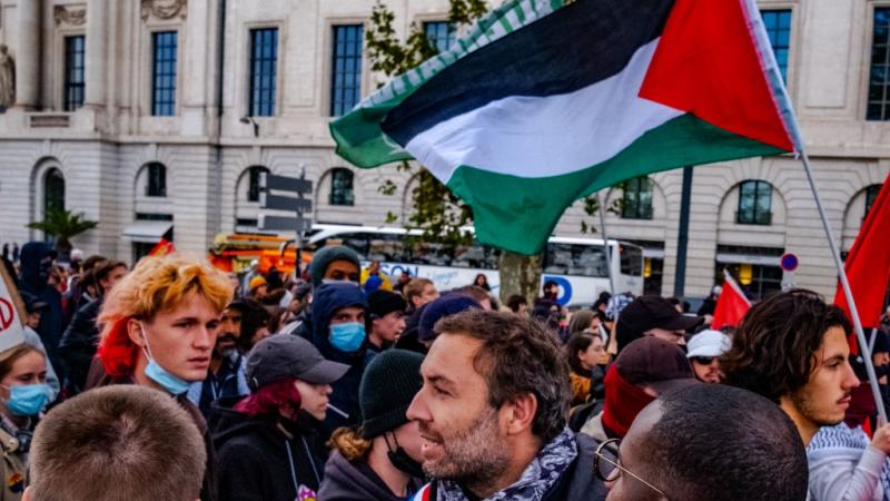 بورتس تحت العلم الفلسطيني في تظاهرة داعمة لقطاع غزة