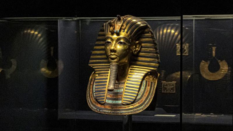 قناع الملك الطفل تون عنخ آمون المعروض في المتحف المصري- غيتي