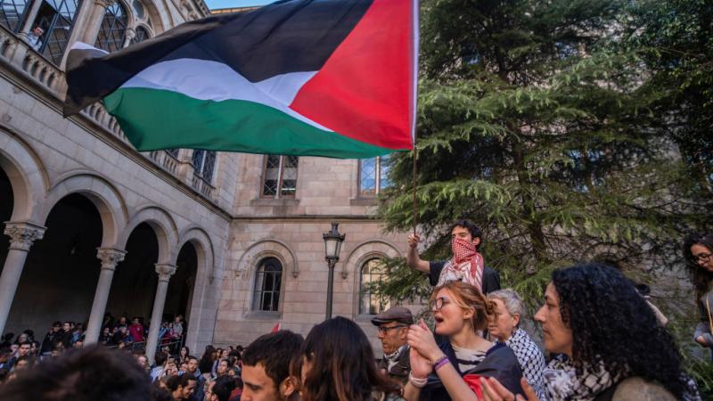 يندّد طلاب جامعة برشلونة بانتهاكات جيش الاحتلال بحق الفلسطينينن في غزة- غيتي