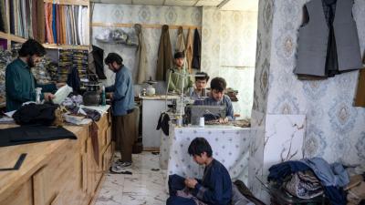 تكلّف الملابس التقليدية ما بين 1500 إلى 30 ألف أفغاني - غيتي